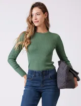 Bolso tipo tote de diseño capitoneado en color marrón, con doble asa para llevar al hombro y cierre mediante botón metálico. Cuenta con forro interno a tono y bolsillos organizadores en su interior.