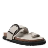 Sandalias Miss Carol modelo Melak de color beige, con tira ancha ajustable mediante una hebilla metálica grande y presilla para el dedo. Cuenta con suela de corcho y base de goma negra.