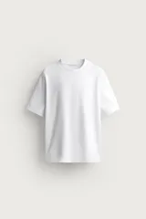 Remera de corte relaxed fit, color blanco, con cuello redondo y mangas cortas.