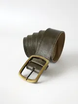 Cinto de cuero verde con forro de cuero, costuras pespunteadas en los bordes y hebilla metálica rectangular en tono oro viejo.
