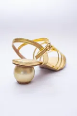 Sandalia dorada metalizada con tiras finas y taco bolita.