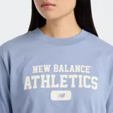 Remera celeste de corte cropped, con cuello redondo y mangas cortas. Estampado frontal con el logo de New Balance Athletics en blanco.