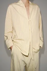 Camisa ZW Collection confeccionada en hilatura con mezcla de viscosa, de diseño a rayas verticales en tonos amarillo claro y gris, escote en pico, manga larga y cierre frontal con botones y lazo ajustable.