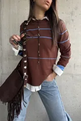 Sweater Bali de tejido liviano, color marrón chocolate con rayas horizontales celestes, de manga larga y cuello redondo.