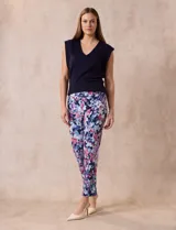 Pantalón de gabardina elastizada con estampado floral multicolor, pretina ancha elastizada y corte recto.