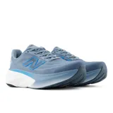Championes de running New Balance Fresh Foam More v6 para hombre, en color celeste con detalles en azul brillante y suela blanca con amortiguación. Presentan capellada de malla técnica transpirable y el logotipo de la marca en el lateral.