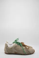 Zapatilla urbana de cuero en color tostado, con diseño liviano, mezcla de texturas y cordones intercambiables.