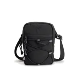 Bandolera de tela ripstop color negro, con compartimento principal con cierre y bolsillo frontal con sistema elástico tipo bungee. Incluye correa regulable y extraíble con múltiples puntos de anclaje en el panel trasero.