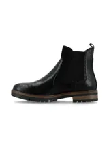Botin tipo Chelsea de caña corta color negro, confeccionado en cuero con textura efecto reptil y detalles de nobuk, con elásticos laterales y suela track con detalle en tono madera.