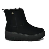 Bota corta color beige con interior de piel sintética, plataforma con suela dentada y detalle de logo metálico en el lateral.