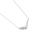Collar de acero plateado con dije central con forma de ala estilizada y circonias incrustadas.