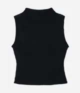 Musculosa negra con cuello alto y textura tipo panal de abeja.