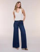 Pantalón jean de tiro alto con corte wide leg, color azul oscuro, con costuras verticales destacadas en el frente.