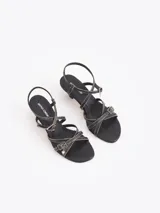 Sandalias de cuero vacuno en color tostado, con tiras múltiples en la capellada, doble hebilla con dijes colgantes, talón destalonado con tira ajustable y taco geométrico en color verde lima.