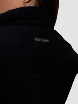 Campera acolchada de manga larga con diseño tipo quilt, cuello alto y cierre frontal de cremallera. Cuenta con bolsillos laterales y detalles distintivos de la marca.