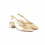 Zapato destalonado de color dorado, con punta fina y taco cuadrado bajo. Cuenta con una tira ajustable en el talón con hebilla metálica.