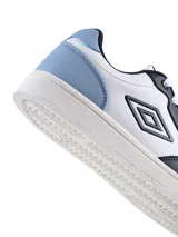 Championes urbanos Umbro modelo Milo, color negro con logo de la marca en gris en el lateral. Presentan un diseño clásico con cordones y suela de goma al tono.