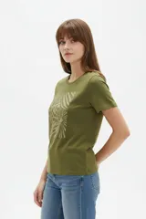Remera de algodón color blanco, con cuello redondo, mangas cortas y estampa frontal rectangular con motivo de animal print estilo cebra y la palabra 'ICON'.
