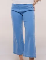 Jegging crop de estilo pull-on confeccionado en denim con elasticidad para un calce adaptable, cintura ancha totalmente elastizada, bolsillos simulados pespunteados y pierna de corte recto con largo tobillero.