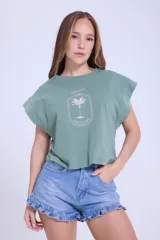 Remera verde de algodón con mangas cortas con efecto de hombrera y estampado con una palmera y la frase "Welcome to La Guia Summer Vacation".