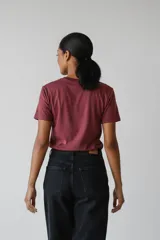 Remera negra de manga corta y cuello redondo, con estampado frontal en forma de estrella que incluye la frase 'Born under a lucky star' decorada con strass.