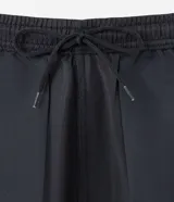 Bermuda deportiva gris para hombre, con cintura elástica, cordón de ajuste, bolsillos laterales y recortes laterales con red. Confeccionada en poliéster.