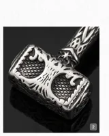 Collar de acero con dije en forma de martillo de Thor, con detalles grabados y cadena de eslabones tipo box.