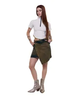 Minifalda asimétrica de denim 100% algodón con marmolado artesanal en tonos bronce. Diseño cruzado tipo pareo con ruedo diagonal, tiro medio, aplique de caballo de níquel en la cintura, bolsillo delantero en diagonal, presillas para cinturón y cierre lateral.