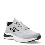 Championes Umbro modelo Vega, color gris claro con detalles en negro y blanco. Presentan una capellada de malla transpirable, cordones grises, logo de Umbro en los laterales y suela con amortiguación.