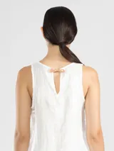 Vestido corto azul marino de lino italiano con fibra metalizada, sin mangas y con aberturas redondeadas en los laterales.