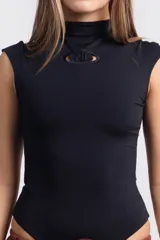 Body color negro, de manga corta y cuello alto, con detalle de elipse calada en el pecho.