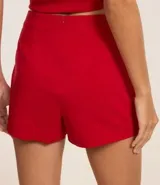 Short pollera corto de tiro alto, confeccionado en bengalina, con diseño de recorte delantero y cierre invisible en la parte posterior.