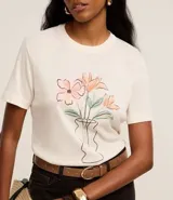 Remera de malla color crudo con estampa de un jarrón con flores, cuello redondo y mangas cortas.
