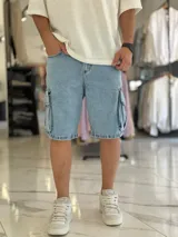 Bermuda cargo de jean color celeste con lavado ácido, corte oversize y bolsillos laterales con solapa.