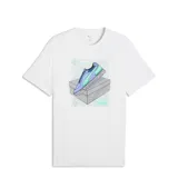 Remera blanca de manga corta y cuello redondo, con estampado central que muestra un champión Puma sobre una caja de calzado.