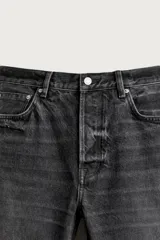 Jeans straight fit de corte recto y tiro medio, confeccionados en denim de algodón rígido con efecto lavado en color negro, de la colección especial Aaron Levine x Zara. Presentan diseño clásico de cinco bolsillos y cierre frontal con botonadura.