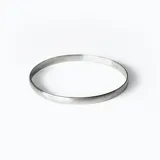 Esclava tipo brazalete rígido de diseño bombé, confeccionada en plata 925 con acabado pulido brillante.