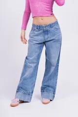 Pantalón de jean celeste de corte ancho con dobladillo en el ruedo.