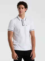 Polo blanco de piqué de algodón, corte clásico, manga corta con ribete azul marino, cuello con ribete azul marino, tapeta de dos botones y bolsillo de parche en el pecho con logo bordado.