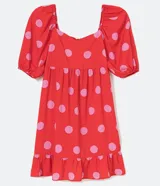 Vestido corto rojo con estampado de lunares rosas, escote cuadrado, mangas cortas abullonadas y volado en el ruedo.