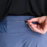 Short deportivo azul con cintura elástica y cordón interior, calzoncillo interior, bolsillos delanteros y bolsillo trasero con cierre invertido. Estampados reflectivos a tono.