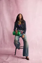 Jeans de tiro medio con diseño baggy y cinco bolsillos, confeccionados en denim con estampado de rayas verticales degradadas.