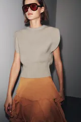 Chaleco de punto confeccionado en lana, con cuello redondo y diseño de manga sisa amplia. Presenta acabados en rib en el cuello, las sisas y el ruedo.