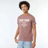 Camiseta color lila de manga corta y cuello redondo, con estampado blanco con el texto "NEW YORK 90 Bedford Street. NY 10014 WEST VILLAGE".