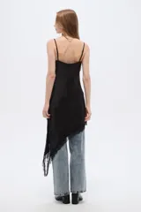 Vestido midi de poliéster color negro, con tirantes finos, escote en V profundo y detalles de encaje en el escote y el dobladillo asimétrico.
