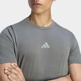 Remera deportiva Adidas Designed For Training de color gris, con cuello redondo, mangas cortas y tecnología AEROREADY para absorción de humedad. Presenta logo de la marca en el pecho y aberturas en los dobladillos laterales.