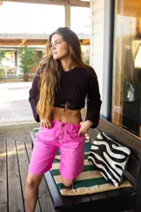 Buzo corto tejido a crochet en lana color marrón oscuro, con capucha.