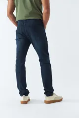 Pantalón jean de calce regular, color celeste con efecto lavado y roturas.