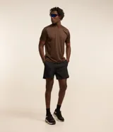 Remera deportiva de hombre con tecnología Dry, cuello redondo y mangas cortas. Presenta un diseño con estampa sutil tipo heat print y detalles de líneas en los hombros.