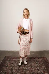 Falda midi color crema con estampado de cachemir en tonos rosados.